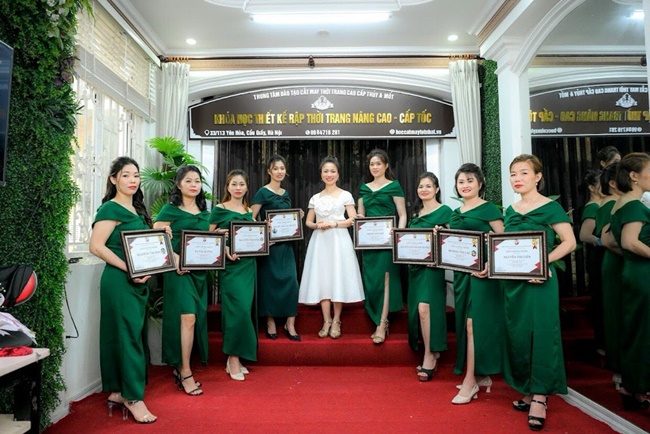 ntk-co-giao-phan-thuy-nguoi-lam-dep-cho-doi-tu-viec-dao-tao-hang-ngan-hoc-vien-VANHOADOANHNHAN-16