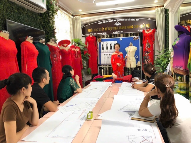 ntk-co-giao-phan-thuy-nguoi-lam-dep-cho-doi-tu-viec-dao-tao-hang-ngan-hoc-vien-VANHOADOANHNHAN-2