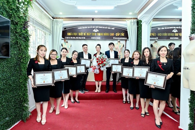 ntk-co-giao-phan-thuy-nguoi-lam-dep-cho-doi-tu-viec-dao-tao-hang-ngan-hoc-vien-VANHOADOANHNHAN-6
