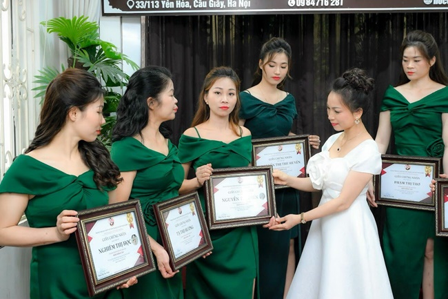 ntk-co-giao-phan-thuy-nguoi-lam-dep-cho-doi-tu-viec-dao-tao-hang-ngan-hoc-vien-VANHOADOANHNHAN-7