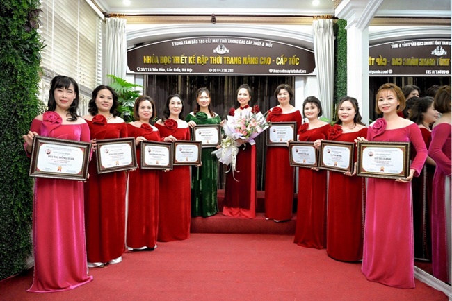 ntk-co-giao-phan-thuy-nguoi-lam-dep-cho-doi-tu-viec-dao-tao-hang-ngan-hoc-vien-VANHOADOANHNHAN-8