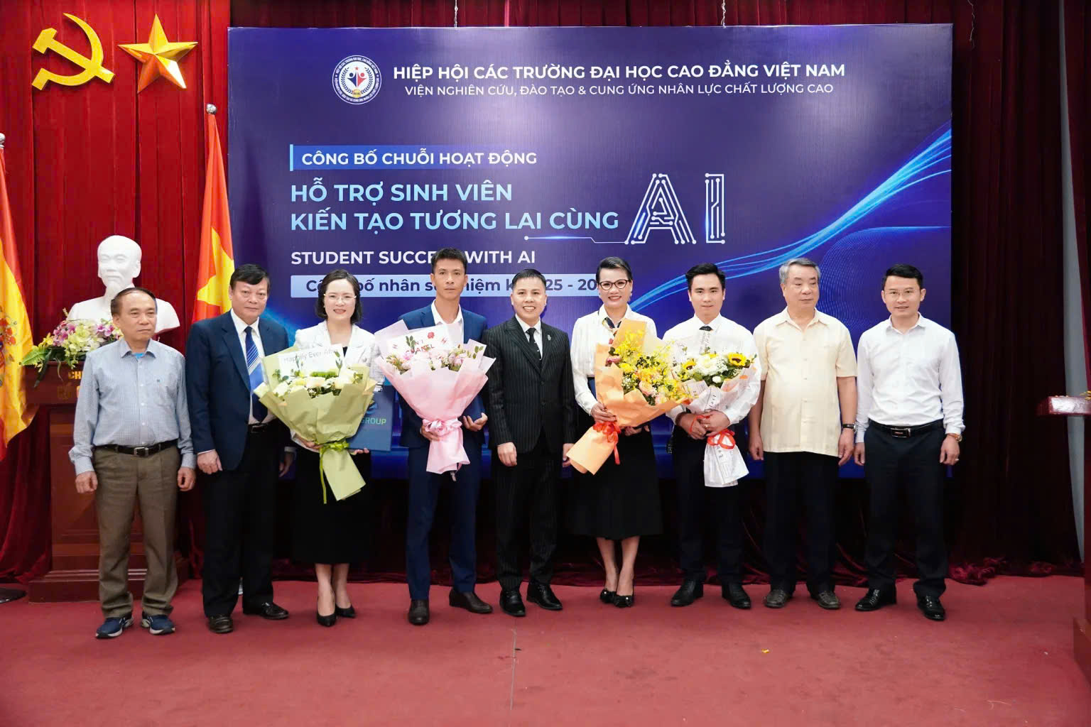 cong-bo-chuoi-hoat-dong-ho-tro-sinh-vien-kien-tao-tuong-lai-cung-ai-va-ra-mat-nhan-su-vien-iresta-nhiem-ky-2025-2030-VANHOADOANHNHAN