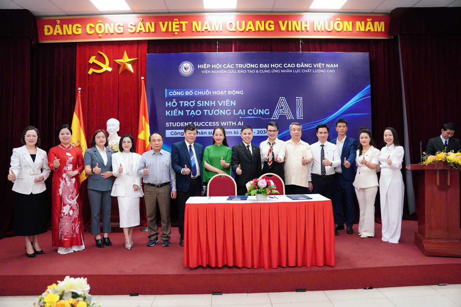 cong-bo-chuoi-hoat-dong-ho-tro-sinh-vien-kien-tao-tuong-lai-cung-ai-va-ra-mat-nhan-su-vien-iresta-nhiem-ky-2025-2030-VANHOADOANHNHAN2