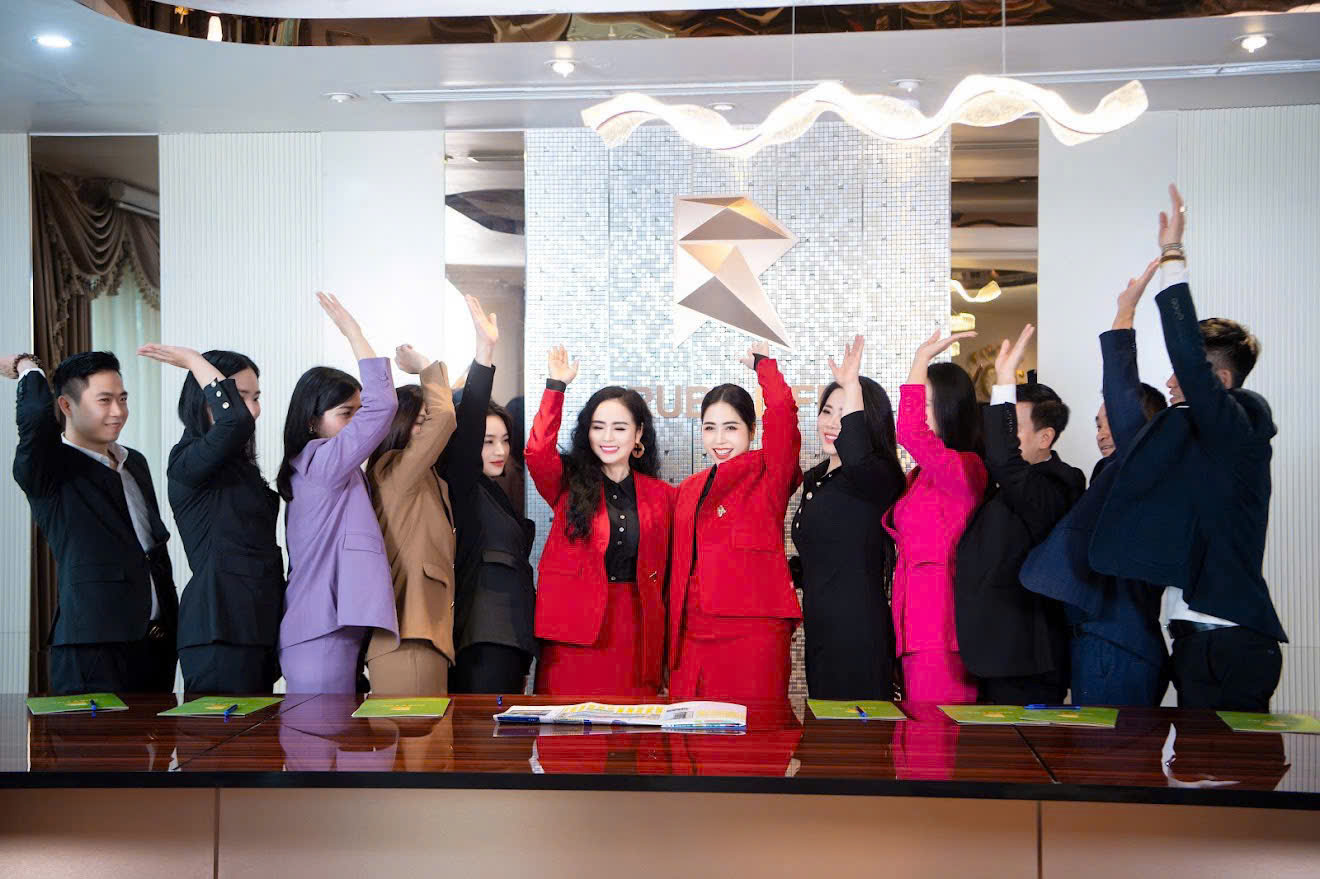 a-hau-doanh-nhan-bong-hong-thep-của-tap-doan-Ruby-Life-vanhoadoanhnhan5