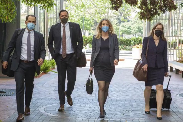loi-song-xa-hoa-cua-bong-hong-ty-phu-elizabeth-holmes-1