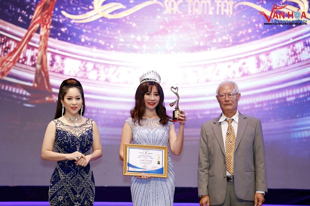 bich-tram-trao-giai-sac-tam-tai-nguoinoitieng-1