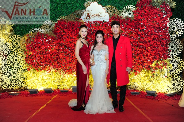 hoa-hau-ngoc-diem-du-tiec-showbiz-2