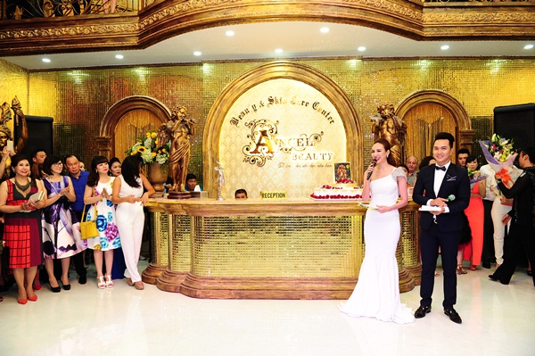 hoa-hau-ngoc-diem-du-tiec-showbiz-4