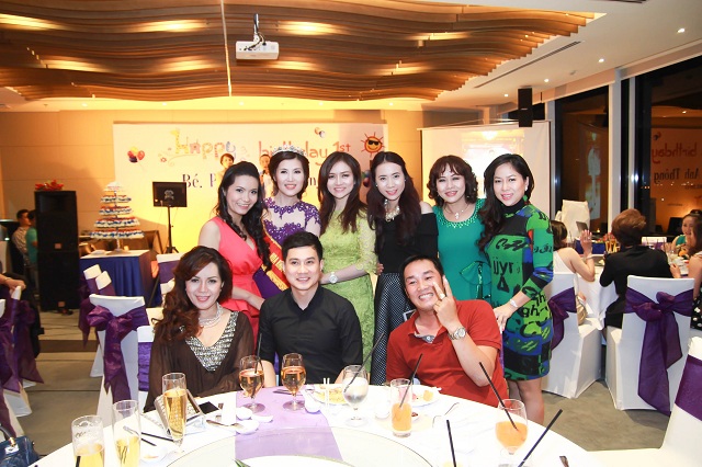 Tiec-chuc-mung-DN-Ngoc-Lan-3