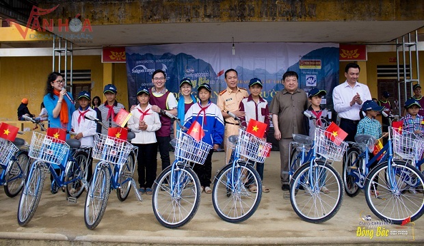 1-charity-caravan-2030-chap-canh-uoc-mo-cho-hoc-sinh-ngheo-ha-gang-van-hoa-doanh-nhan