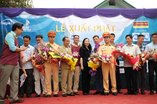 7-charity-caravan-2030-chap-canh-uoc-mo-cho-hoc-sinh-ngheo-ha-gang-van-hoa-doanh-nhan
