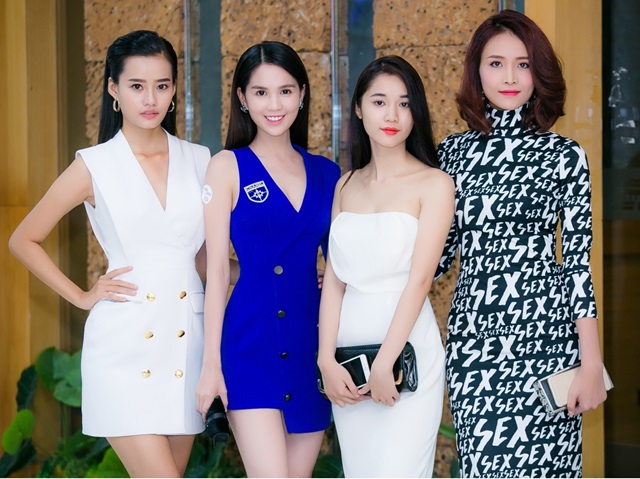 dan-my-nu-hoi-ngo-xem-phim-con-ma-nha-ho-vuong-van-hoa-doanh-nhan