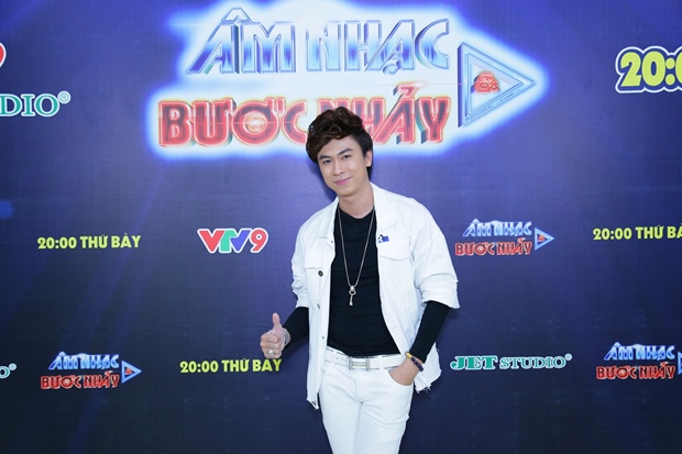 ho-viet-trung-am-nhac-va-buoc-nhay-thang-10-vanhoadoanhnhan