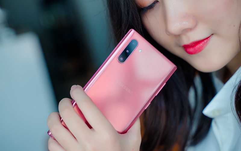smartphone-nu-tinh-vua-dep-vua-sang-lai