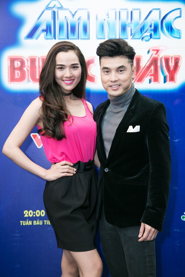 vo-chong-ung-hoang-phuc-am-nhac-va-buoc-nhay-thang-10-vanhoadoanhnhan
