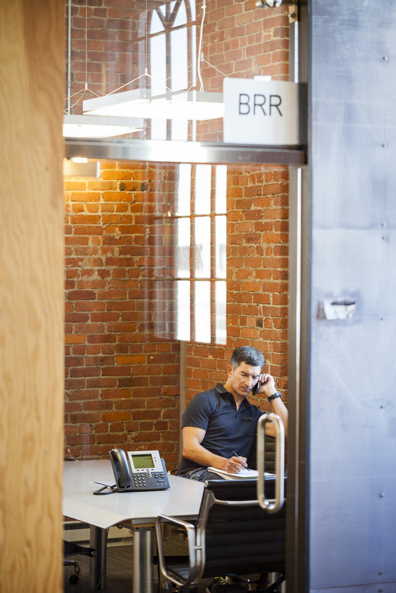 Hafner gọi điện thoại cho đối tác. Ảnh: Jesse Neider/ The Wall Street Journal