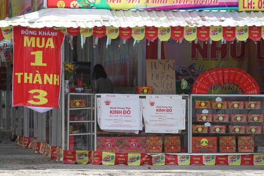 
Một cửa hàng bánh Trung thu trên đường 3/2 khá vắng vẻ người mua
