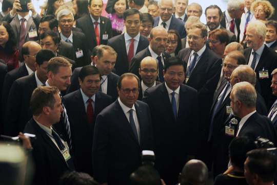 
Cùng Tổng thống Hollande tiến vào hội trường
