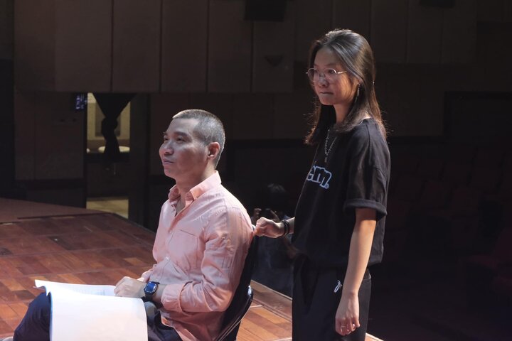 Thục Anh "tháp tùng" NSND Công Lý khi anh làm việc tại nhà hát.