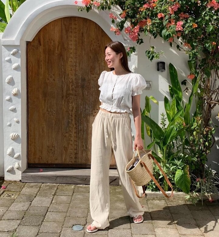 Quần vải thô đũi đem đến cảm giác mát mẻ, nhẹ nhàng cho các cô gái trong mùa hè.