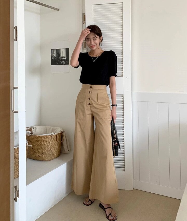 Các cô gái đừng quên diện quần vải kaki cotton để ngày hè mát mẻ, dễ chịu hơn.