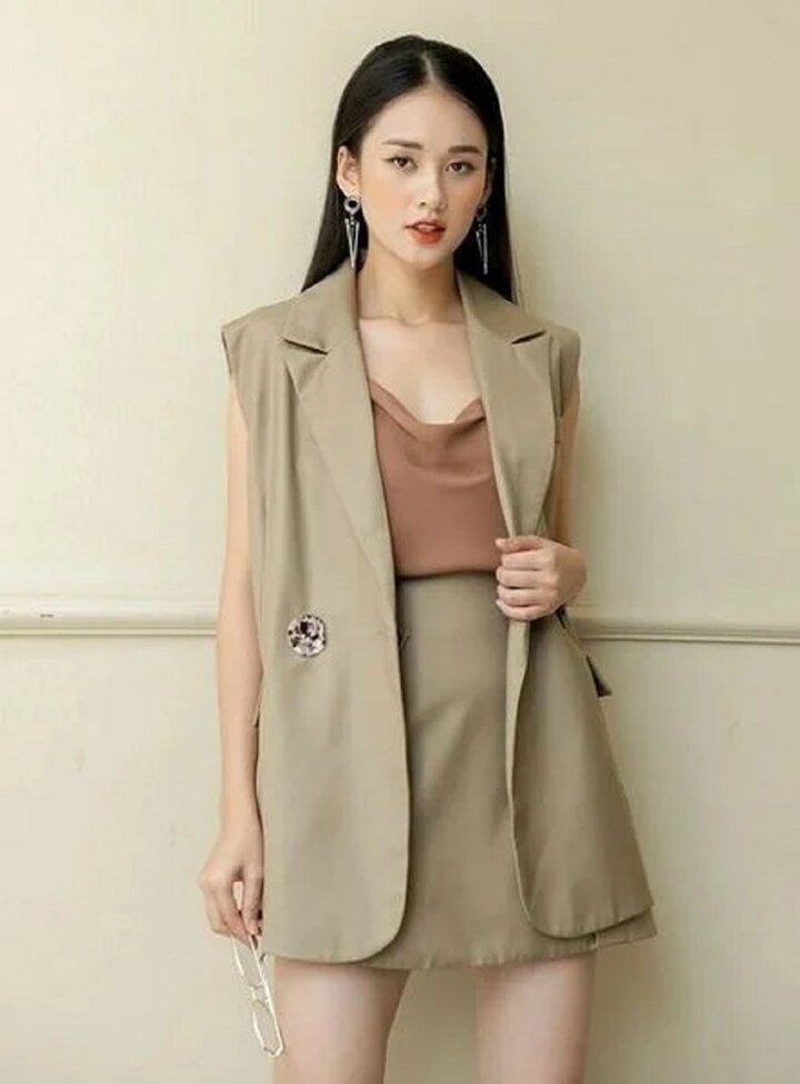 Các quý cô công sở hoàn toàn có thể mix áo hai dây cùng váy ngắn kèm blazer không tay. Cách phối hợp trang phục này vừa giúp các cô gái có được vẻ ngoài chỉn chu, thanh lịch vừa đem lại cảm giác mát mẻ, dễ chịu trong ngày hè nóng bức.