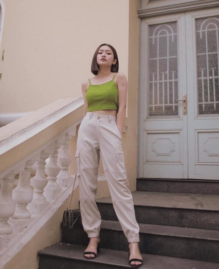 Những cô nàng cá tính chắc chắn không bỏ qua set đồ được mix từ áo hai dây và quần jogger. Cách mix đồ này không chỉ giúp nàng hạ nhiệt trong những ngày hè nóng bức mà còn đem đến vẻ đẹp khỏe khoắn, năng động.