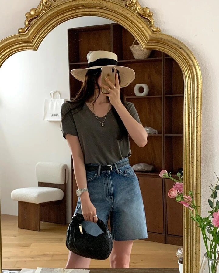 Áo thun và quần shorts là cách phối đồ cơ bản nhưng vẫn giúp quý cô U40 có set đồ đẹp.