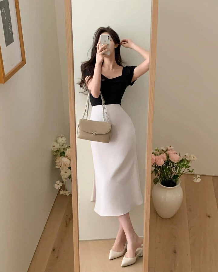 Phối áo thun với chân váy dài đem lại cho quý cô vẻ đẹp nữ tính, trẻ trung.