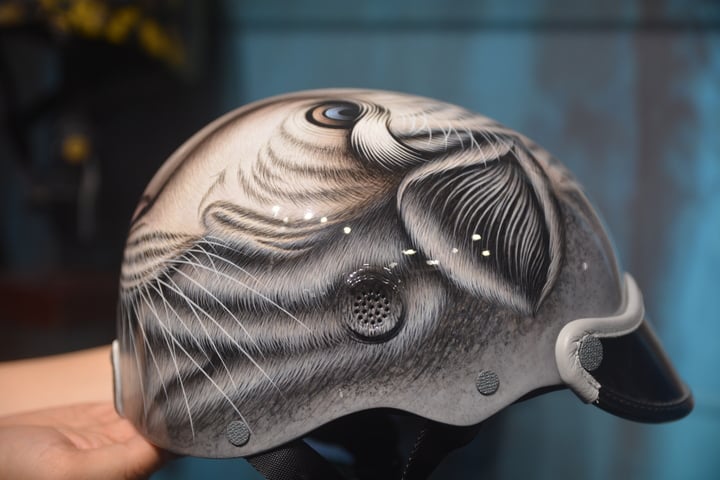 Những chiếc nón có giá 10 triệu đồng đang được bán tại Nón Sơn. (Ảnh: Đại Việt)