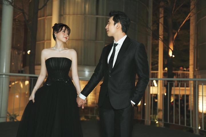 Minh Đạt luôn ủng hộ và đồng hành cùng vợ trong các hoạt động nghệ thuật và công việc.