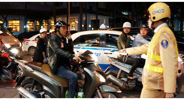 Từ 1/8, tăng mức xử phạt với người vừa đi xe vừa nghe điện thoại