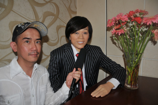 Ca sĩ Minh Thuận ngẫu hứng bên bức tượng sáp của danh hài Hoài Linh