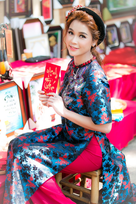 Diễn viên Sam trong trang phục áo dài du xuân