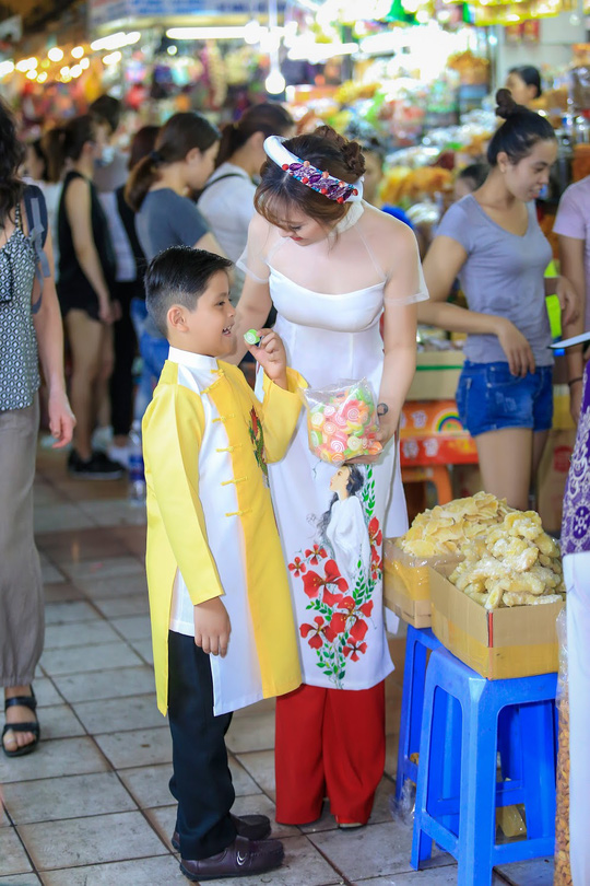 Mẹ con diễn viên Thanh Thuý chọn áo dài du xuân