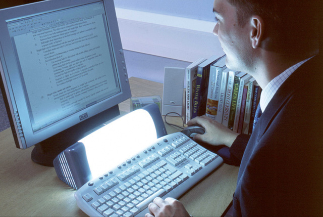 
Một nhân viên văn phòng sử dụng liệu pháp ánh sáng
