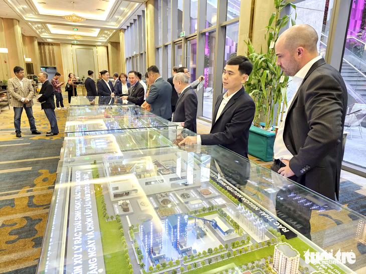 Mô hình những dự án về năng lượng xanh đang được Tín Thành giới thiệu sẽ thực hiện tại Việt Nam và Mỹ - Ảnh: NGỌC HIỂN