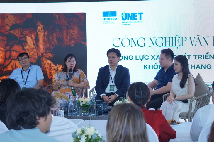 Khách Tây đến Quảng Ninh chỉ lên thuyền ngủ một đêm trên vịnh Hạ Long là về - Ảnh 2.