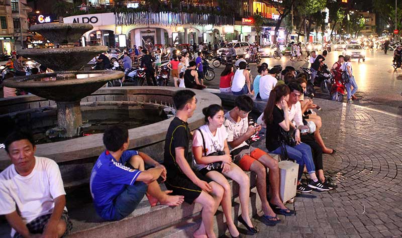 nguoi thu do ra via he ngu giua dem he nong 40 do c hinh anh 1