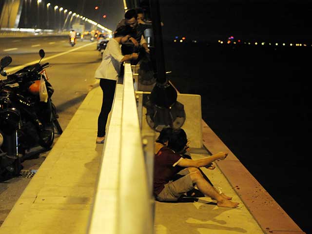 nguoi thu do ra via he ngu giua dem he nong 40 do c hinh anh 9