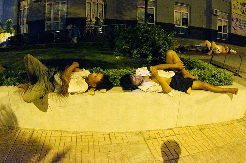 nguoi thu do ra via he ngu giua dem he nong 40 do c hinh anh 11