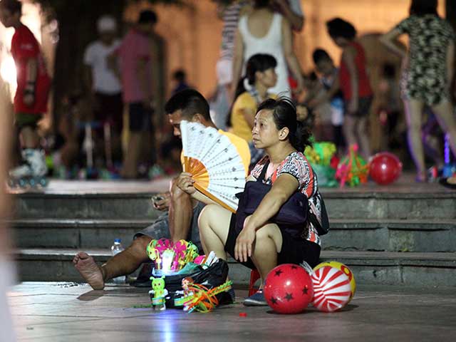 nguoi thu do ra via he ngu giua dem he nong 40 do c hinh anh 3